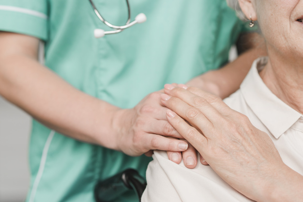 paciente mujer senior tocando mano femenina enfermera hombro 23 2147861496